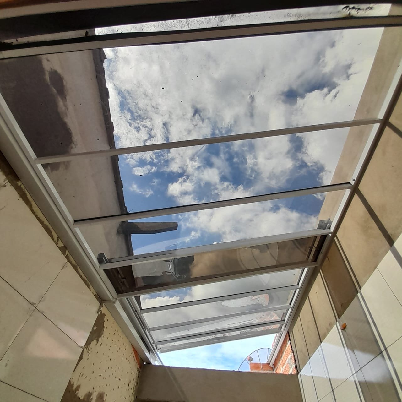 Toldo e cobertura instalada em área externa, oferecendo proteção contra sol e chuva com estrutura resistente e acabamento profissional. - 