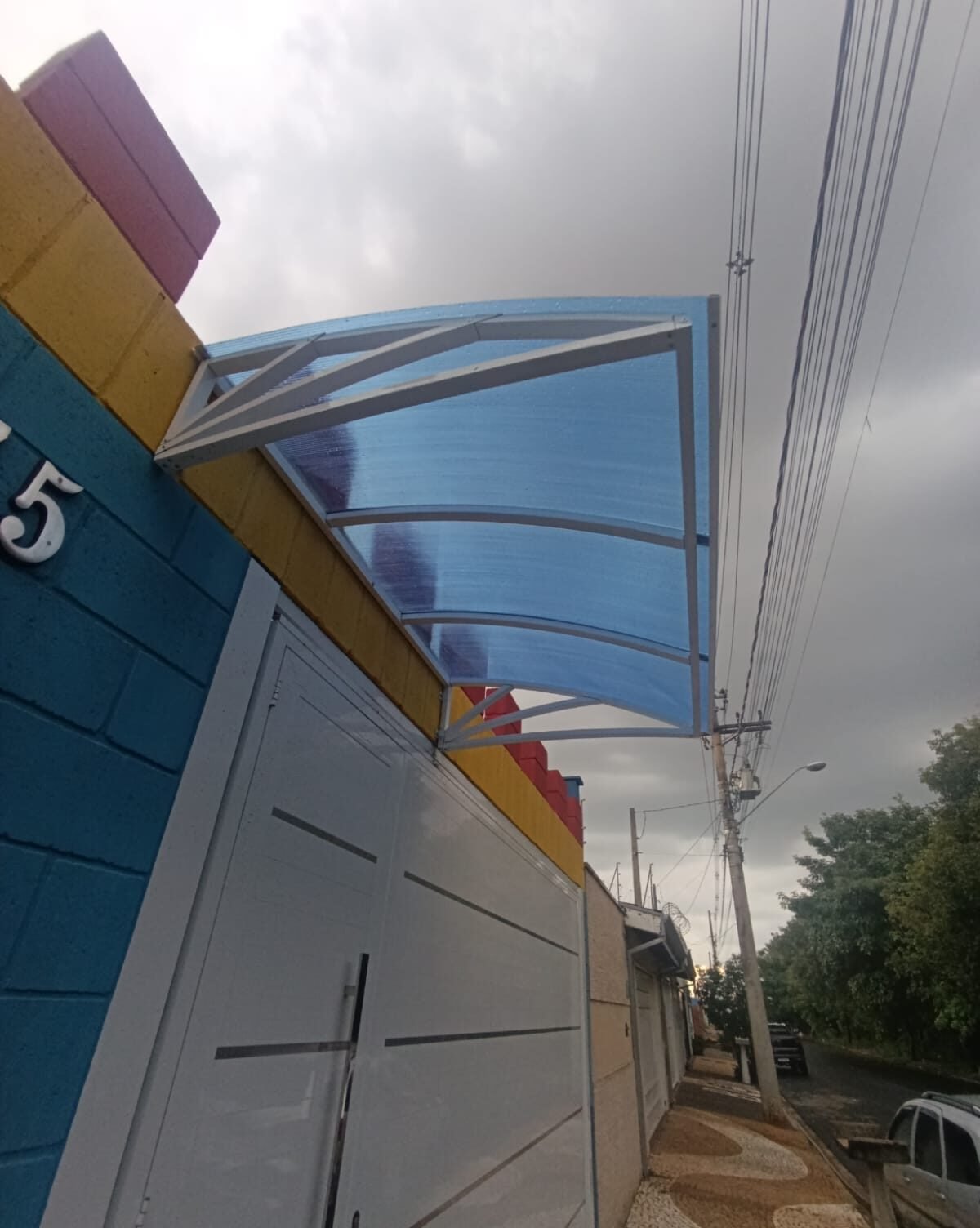 Toldo e cobertura instalada em área externa, oferecendo proteção contra sol e chuva com estrutura resistente e acabamento profissional. - Toldo Empresarial Trasparente – Mairinque