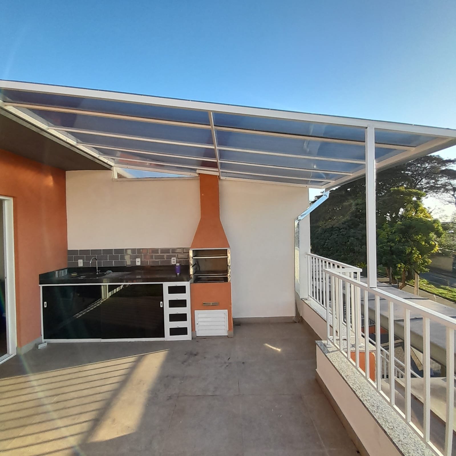 Toldo e cobertura instalada em área externa, oferecendo proteção contra sol e chuva com estrutura resistente e acabamento profissional. - 